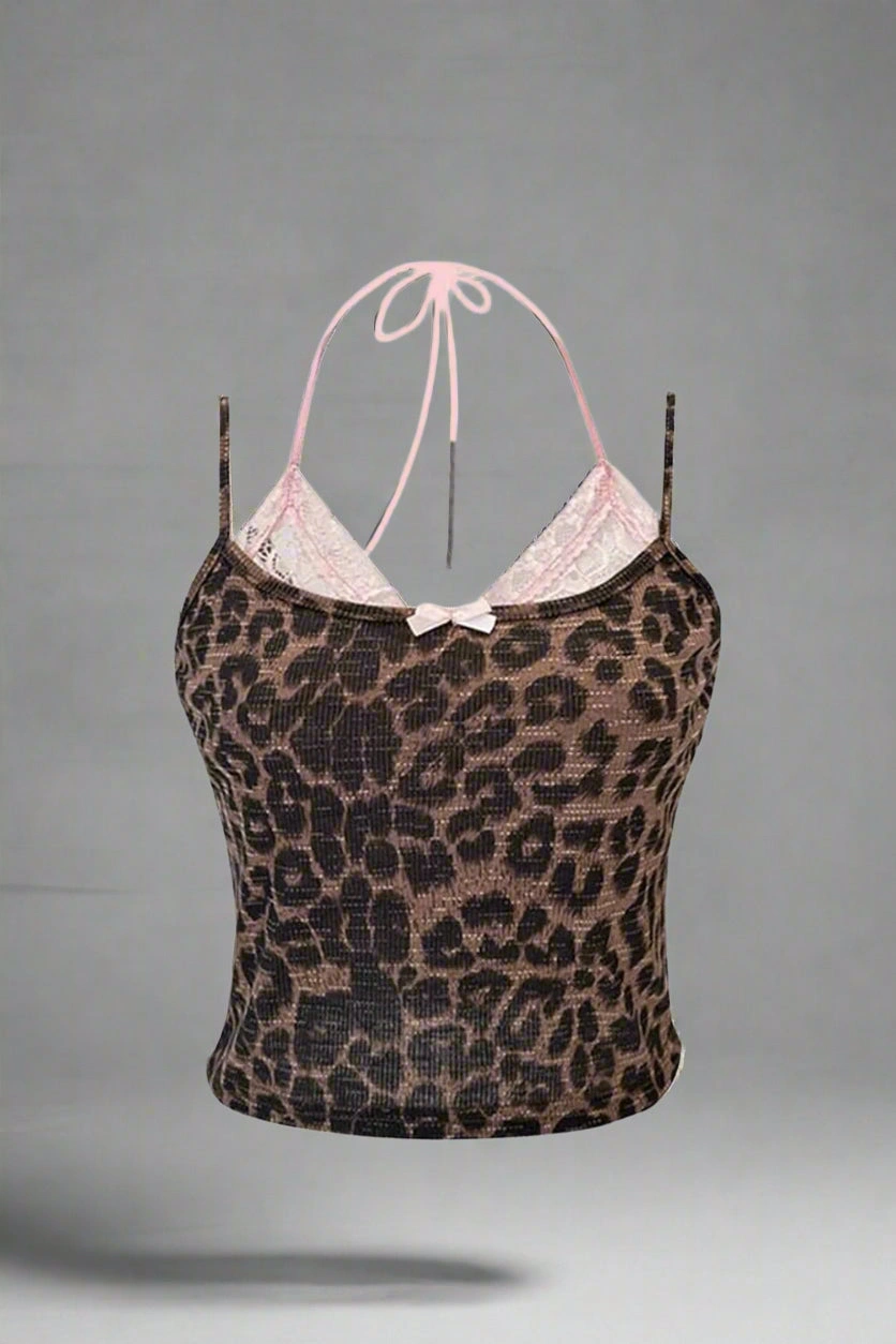 Top di pizzo patchwork: sensualità estiva in un soffio di moda bohémien.