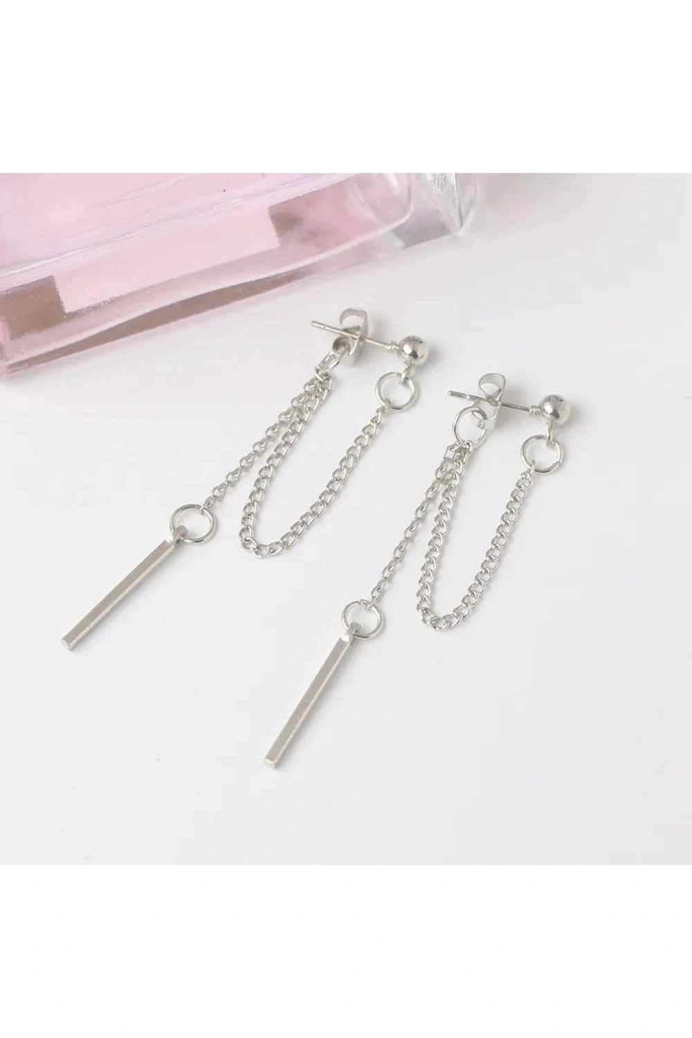 Orecchini pendenti coreani con nappe metalliche: eleganza etnica al tuo orecchio.